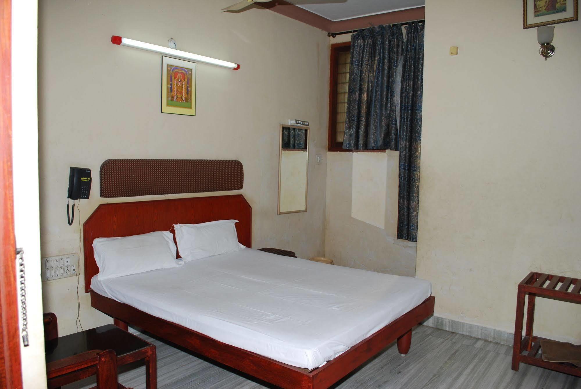Sri Sai Residency Hotel Tirupati Luaran gambar